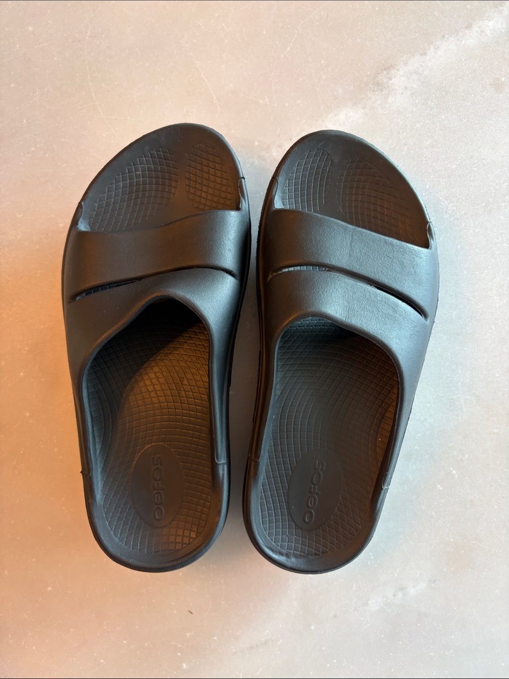 OOFOS Unisex M5-W7 Black Slide Sandals